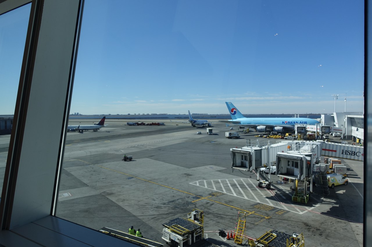 Review-Lufthansa Senator Lounge JFK-Tarmac-Korean Air