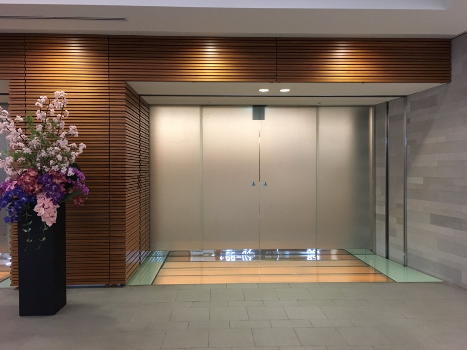 JAL Sakura Lounge Tokyo NRT Entrance