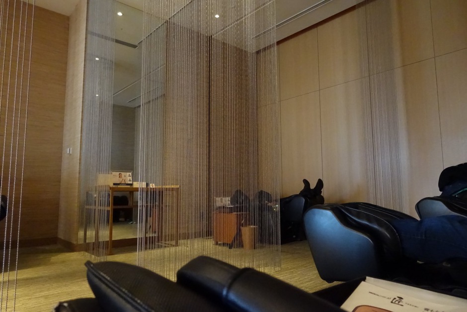 Lounge Review-JAL Business Class Lounge Tokyo NRT Massage Chair Room