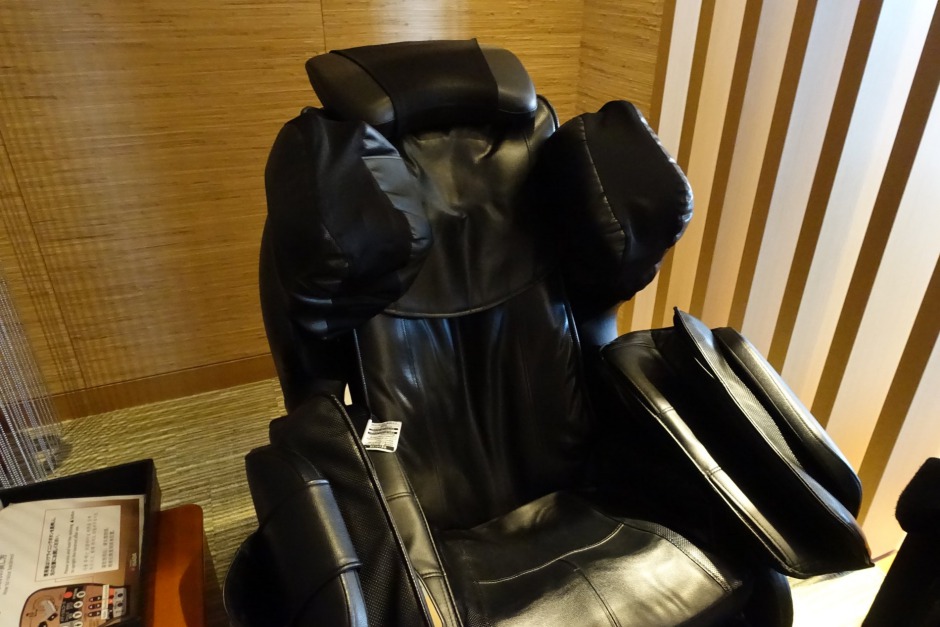 Lounge Review-JAL Business Class Lounge Tokyo NRT Massage Chair