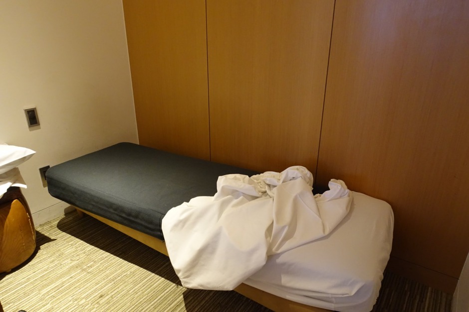 Lounge Review-JAL Business Class Tokyo NRT Lounge Bed
