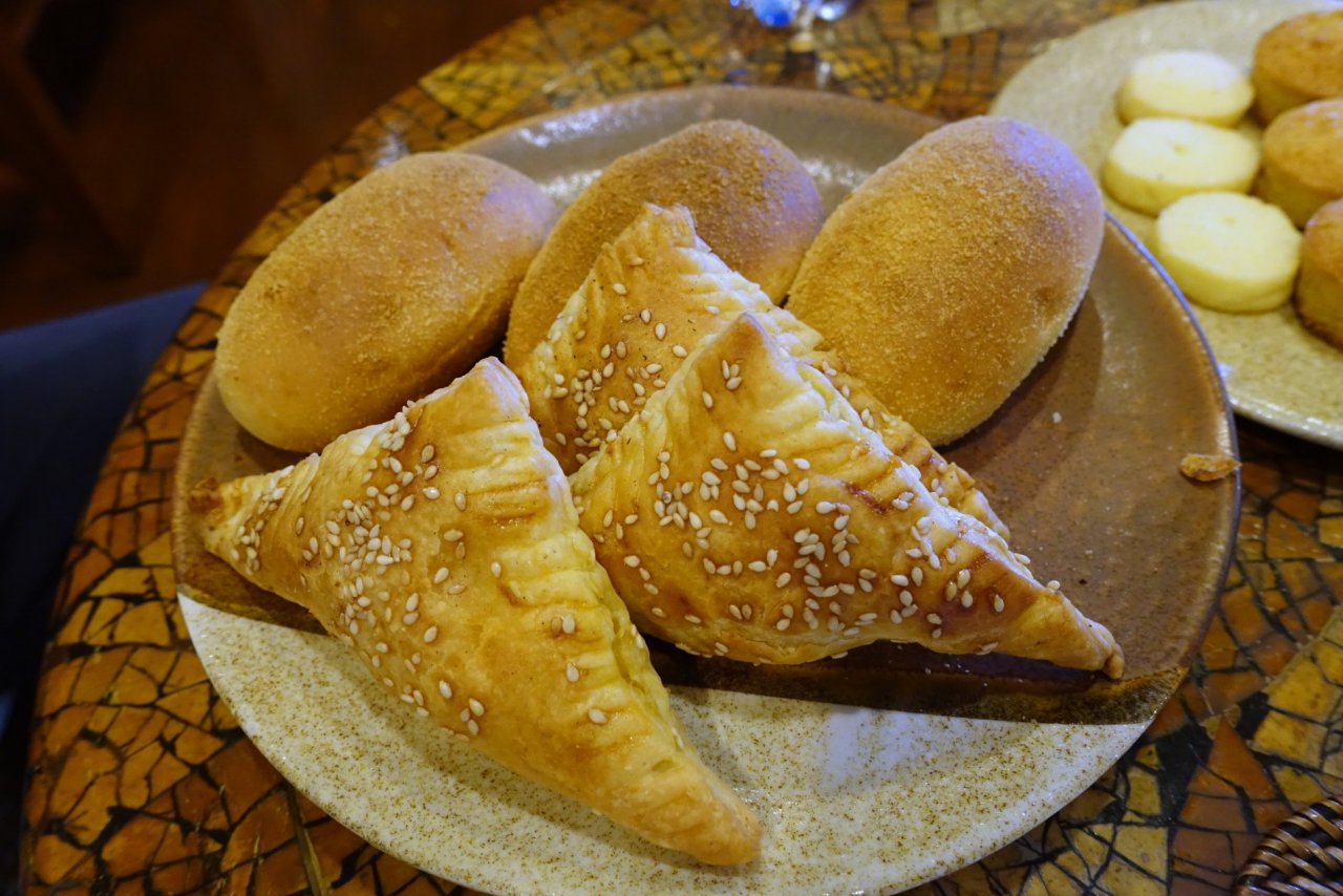 Review-Amanpulo Lounge Manila-Food-Spinach Turnovers-Bread