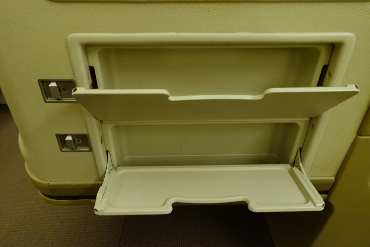 Review-Singapore Airlines Business Class 777-200 Seat-Storage for Small Items