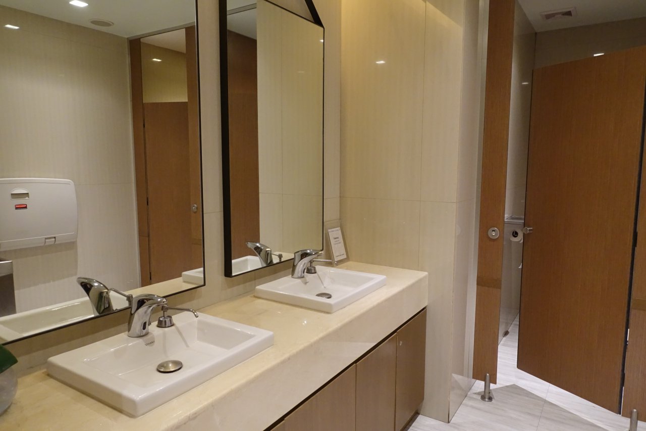 Singapore SilverKris Lounge Manila Airport-Bathroom