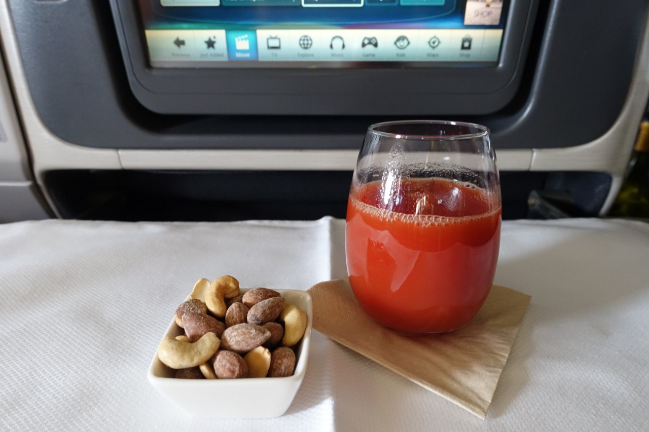 Review-Cathay Pacific 777-300 Business Class DPS-HKG-Pre-Dinner Drink and Nuts
