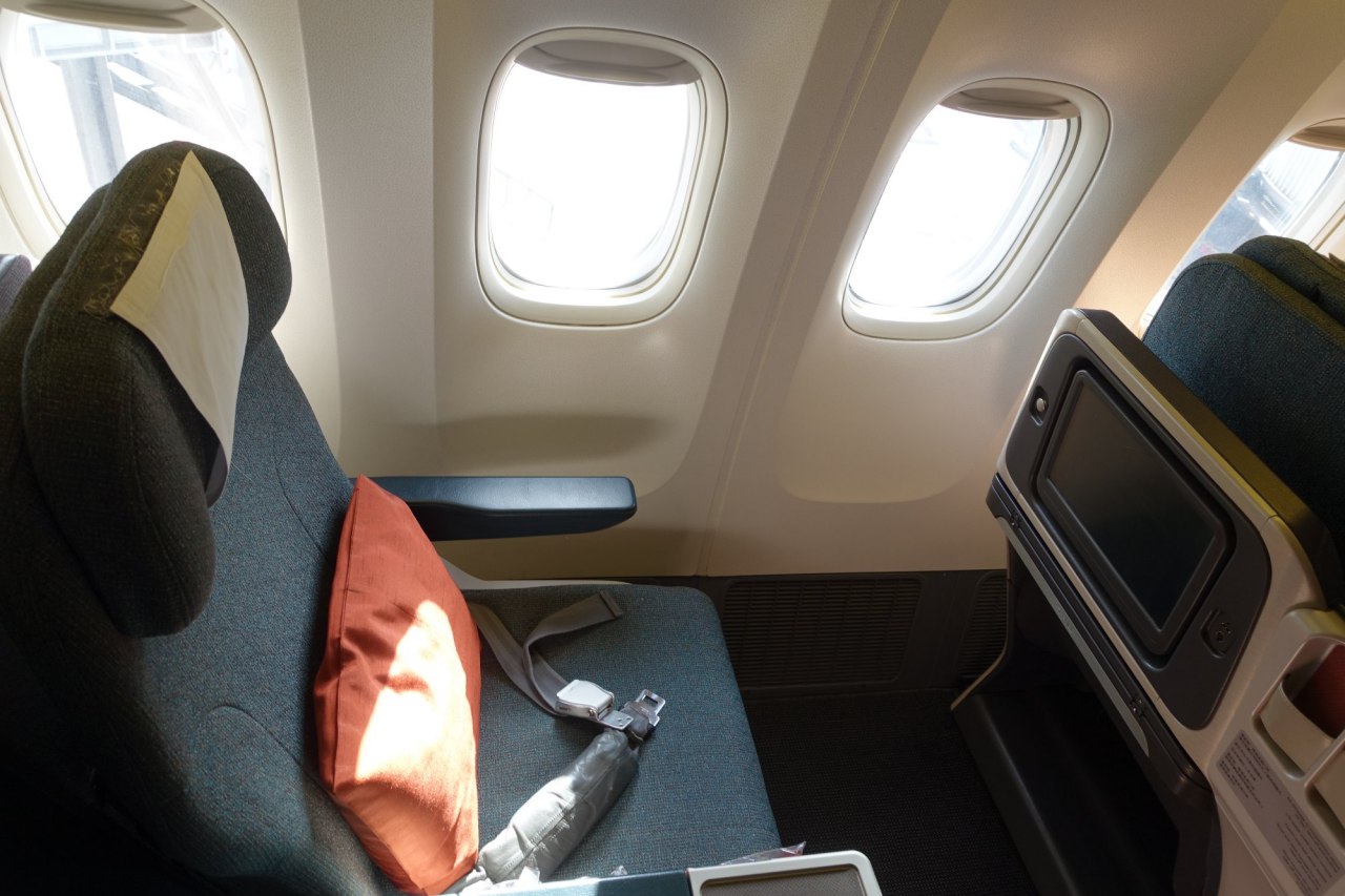 Review-Cathay Pacific 777-300 Business Class Recliner Seat