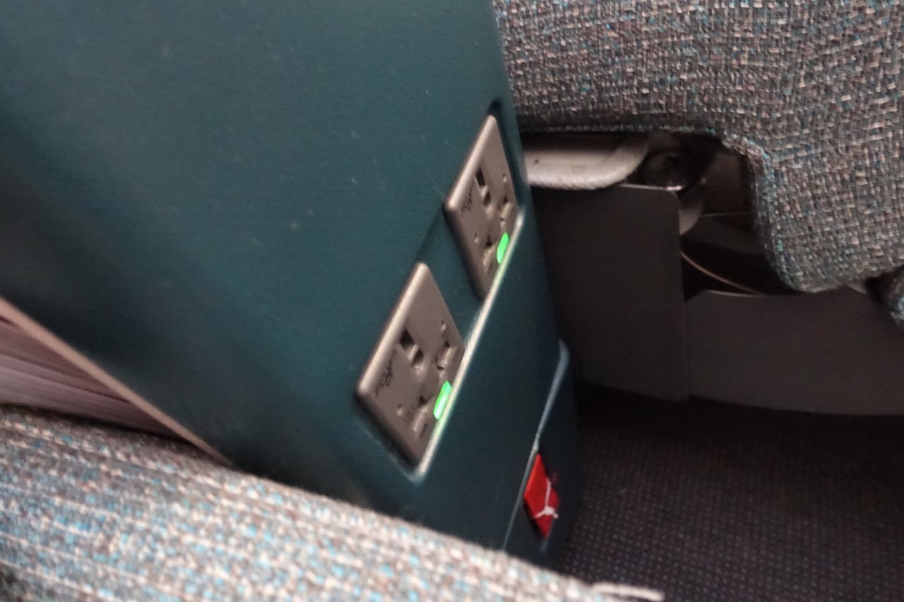 Review-Cathay Pacific 777-300 Regional Business Class-Power Outlets