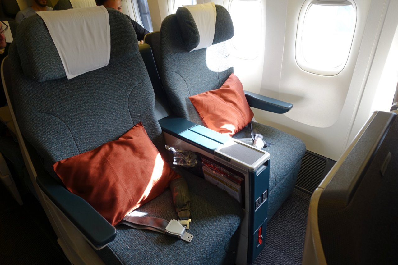 Review-Cathay Pacific 777-300 Regional Business Class Seat