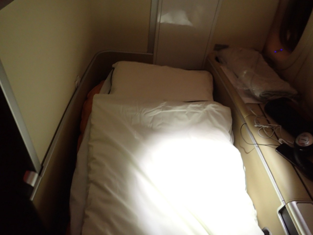 Review-Lufthansa First Class Bed, 747-8