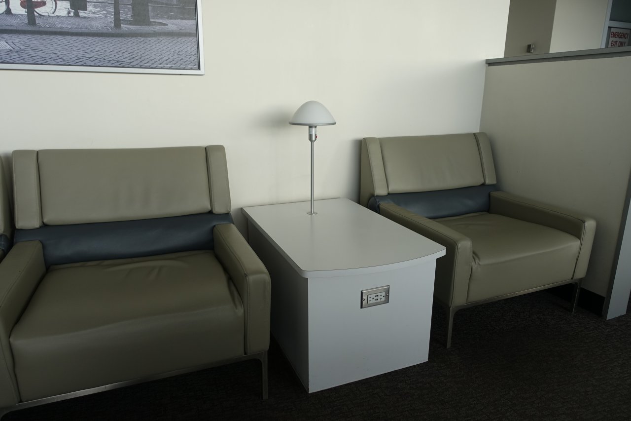 Review-Air France Lounge Chicago Seating-Power Outlet