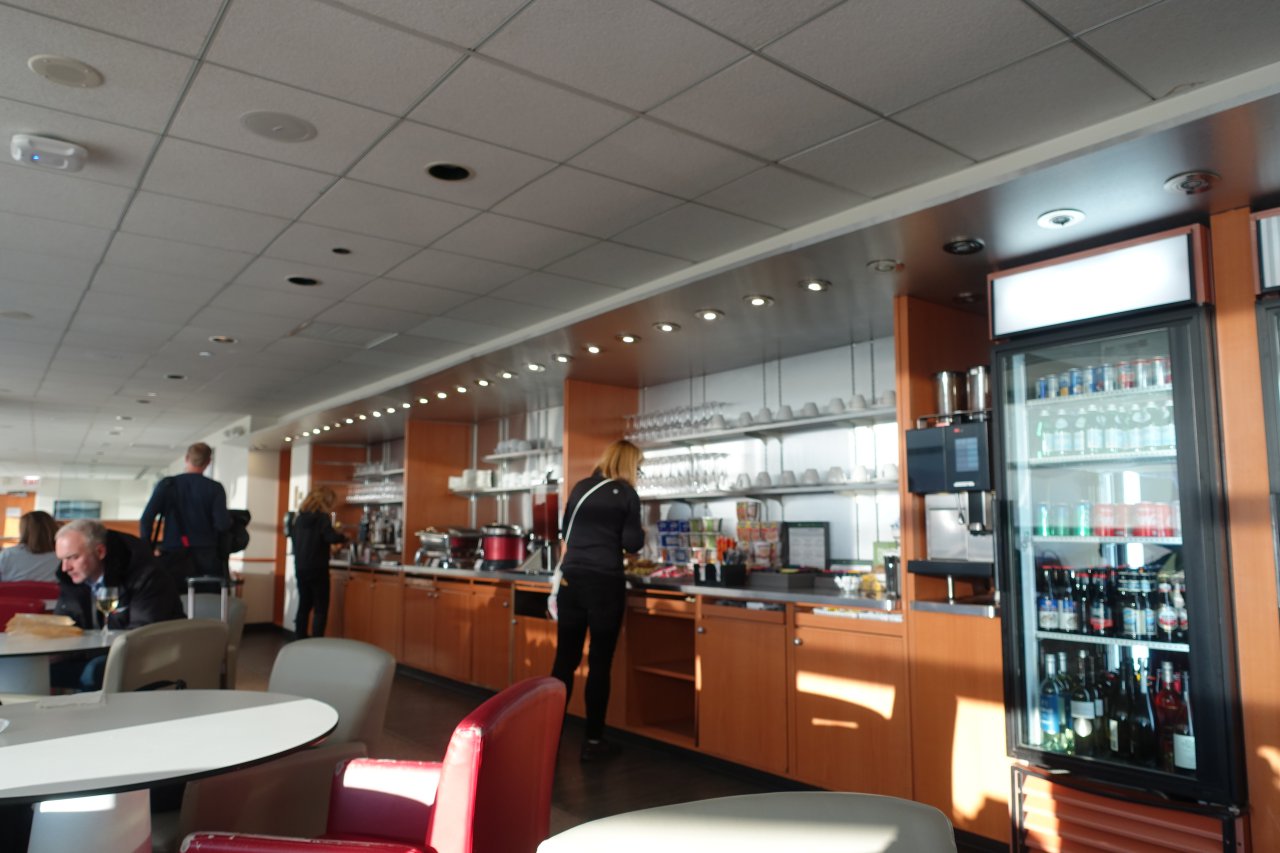 Review-Air France Lounge Chicago Seating and Buffet