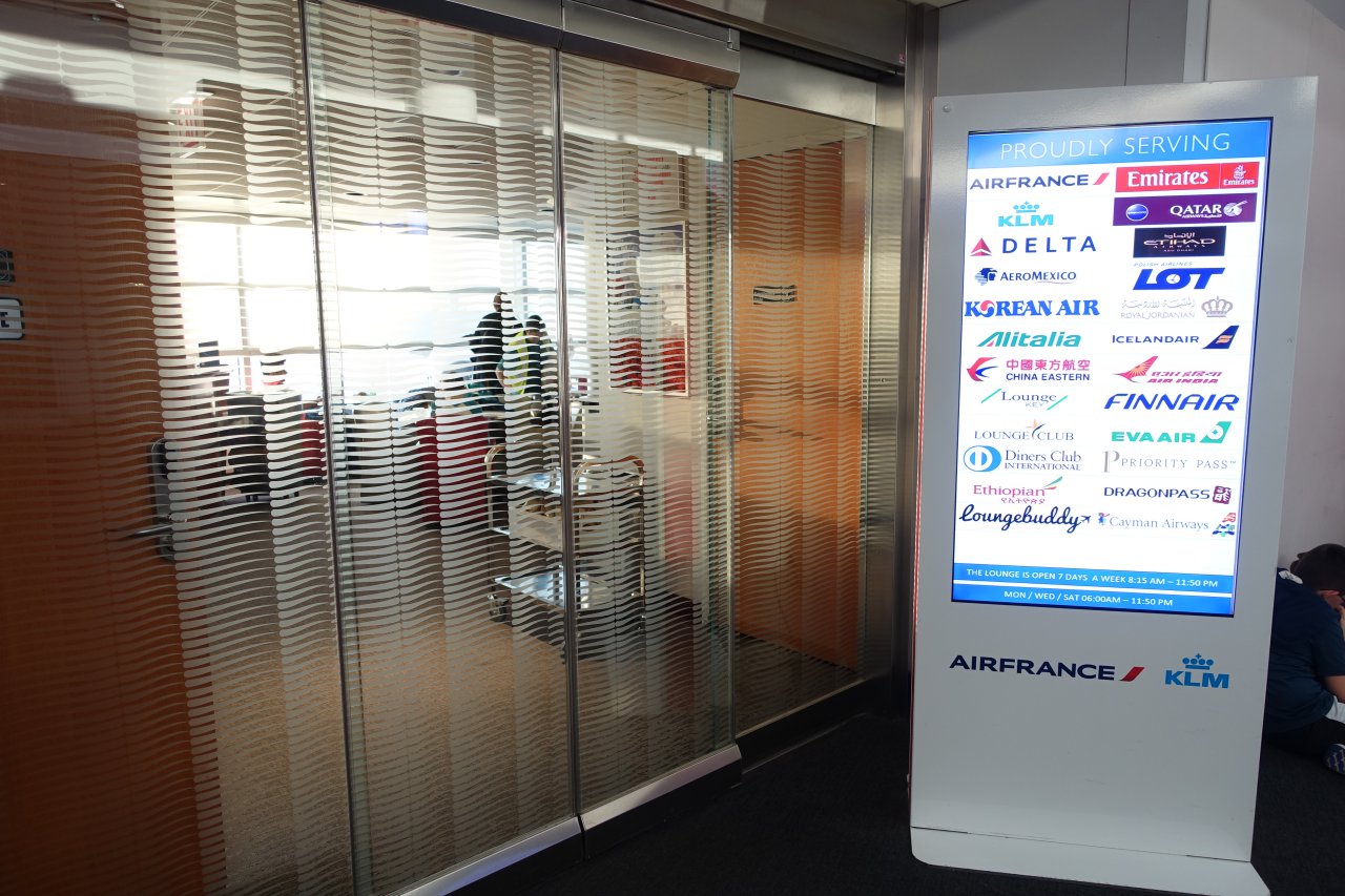 Review-Air France Lounge Chicago Terminal 5 Entrance