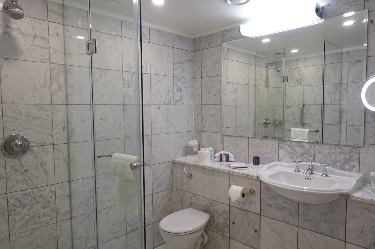 Review-Merrion Hotel Dublin-Superior Room Bathroom