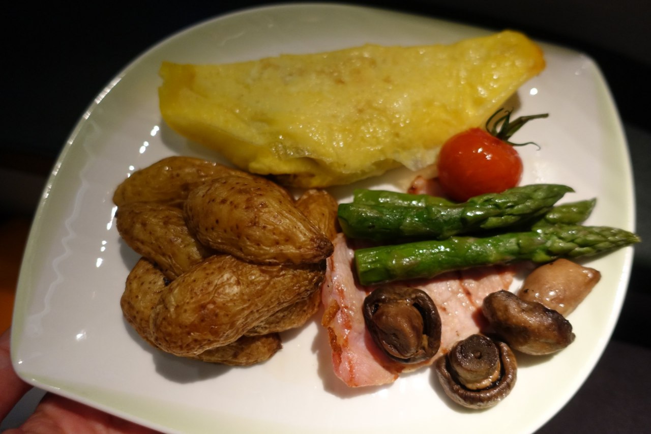 EVA Business Class-Breakfast-Omelet