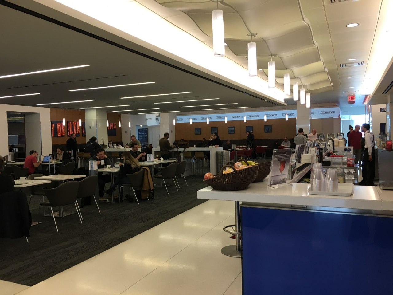 Review-Delta Sky Club JFK T4-Bar and Seating