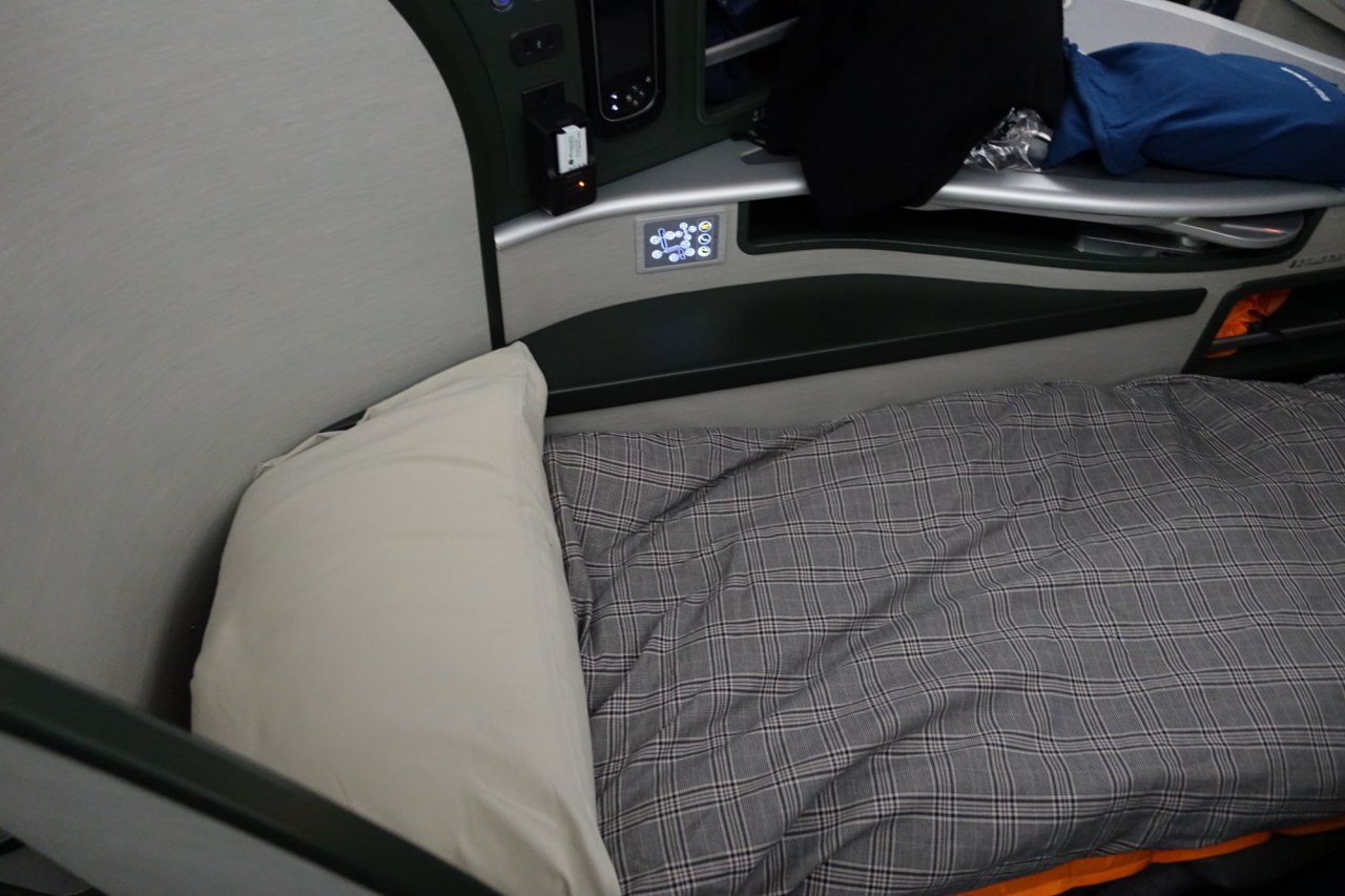 Review-EVA Business Class-Flat Bed with Pillow and Duvet
