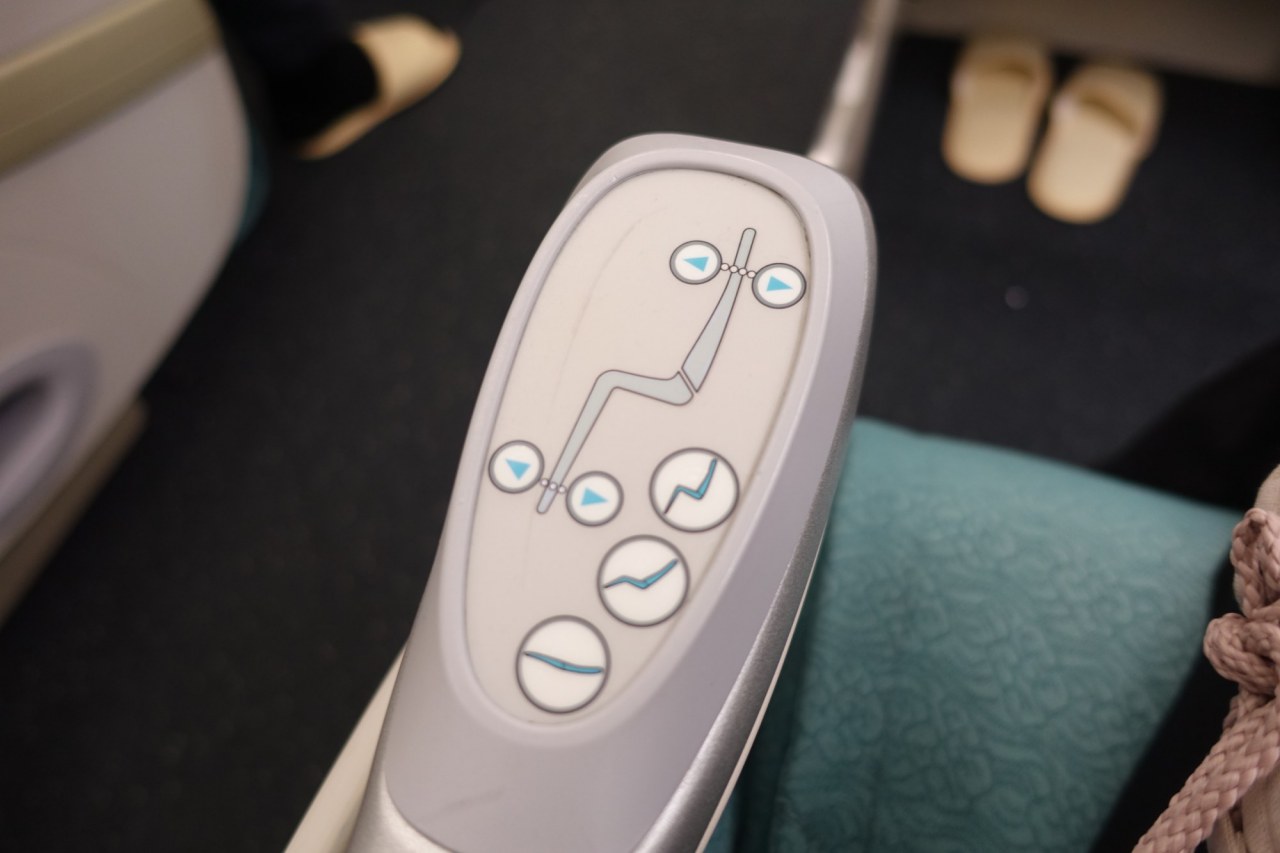 Review-Korean Air First Class A330-Seat Controls
