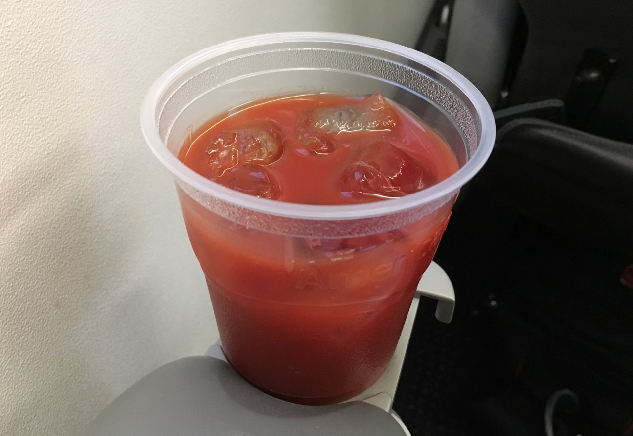 Review-AA E175 First Class Review-Pre-Flight Drink-Tomato Juice