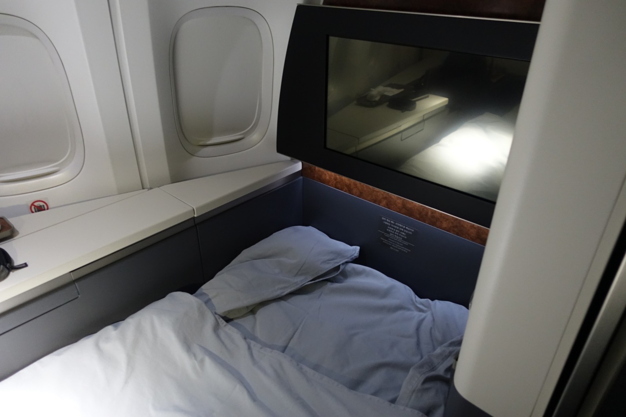 Review-Korean Air 747-8 First Class Kosmo 2-Bed-IFE Screen