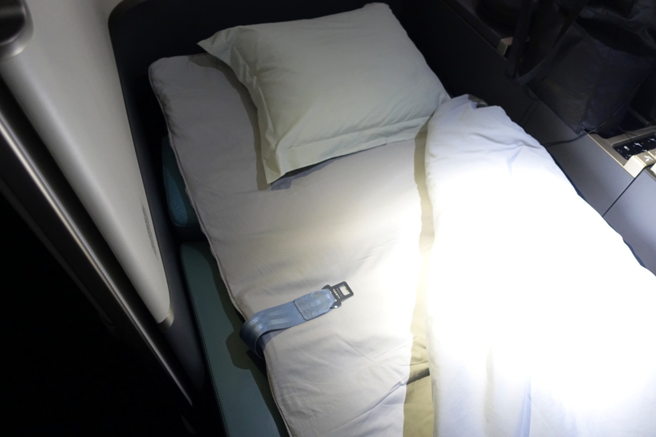 Review-Korean Air 747-8 First Class Kosmo 2-Bed-Pillow
