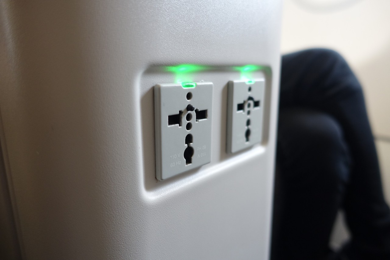 Review-Qatar A320 Business Class-Power Outlets