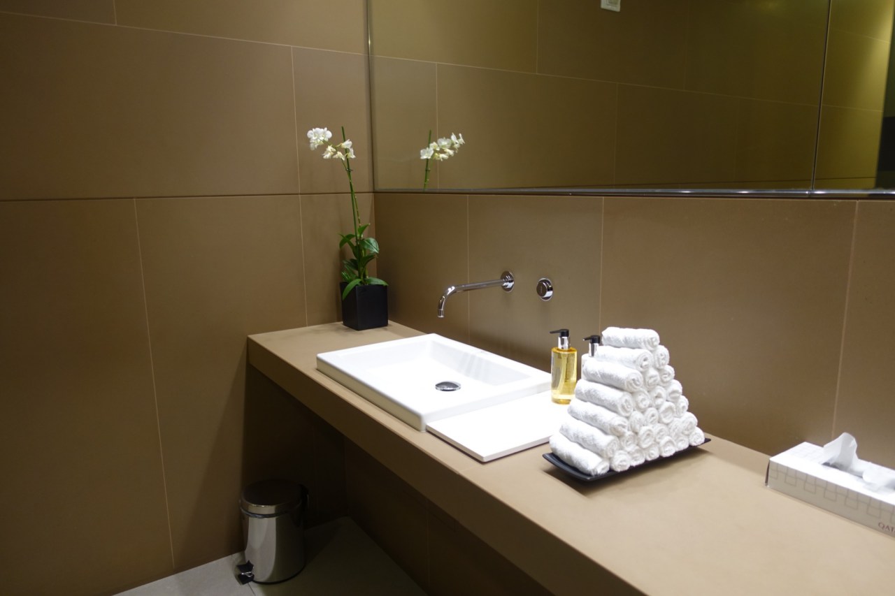 Review-Qatar Al Mourjan Business Class Lounge Doha-Bathroom
