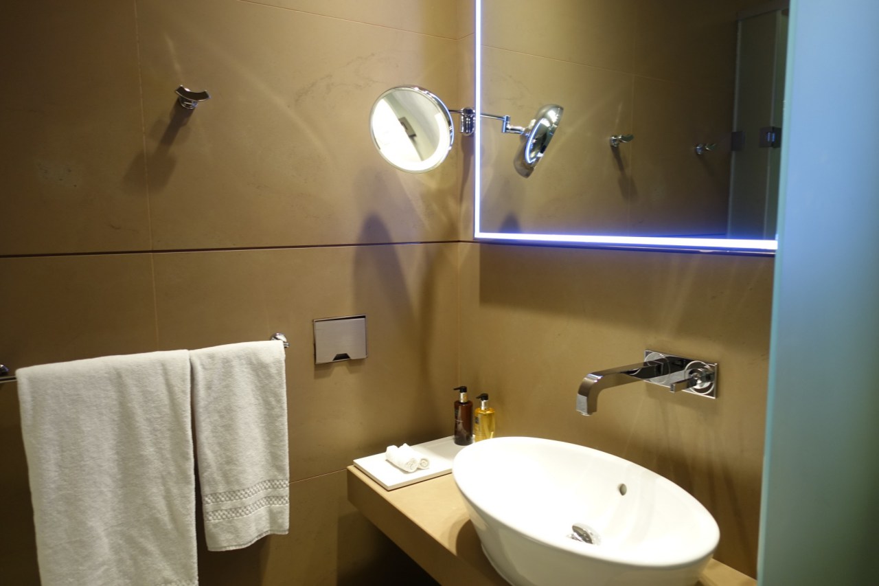 Review-Qatar Al Mourjan Business Class Lounge Doha-Shower Room Sink
