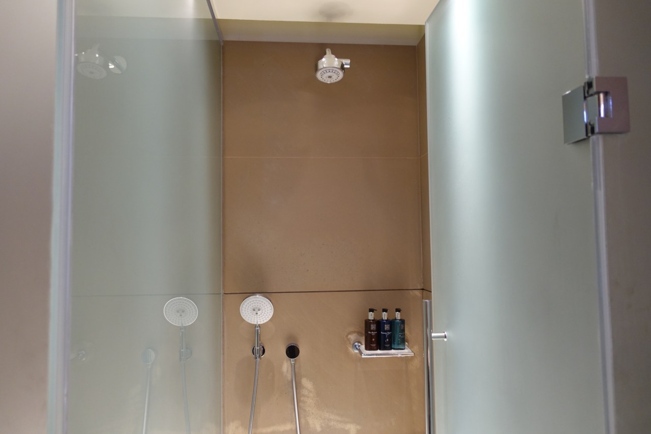 Review-Qatar Al Mourjan Business Class Lounge Doha-Shower Room