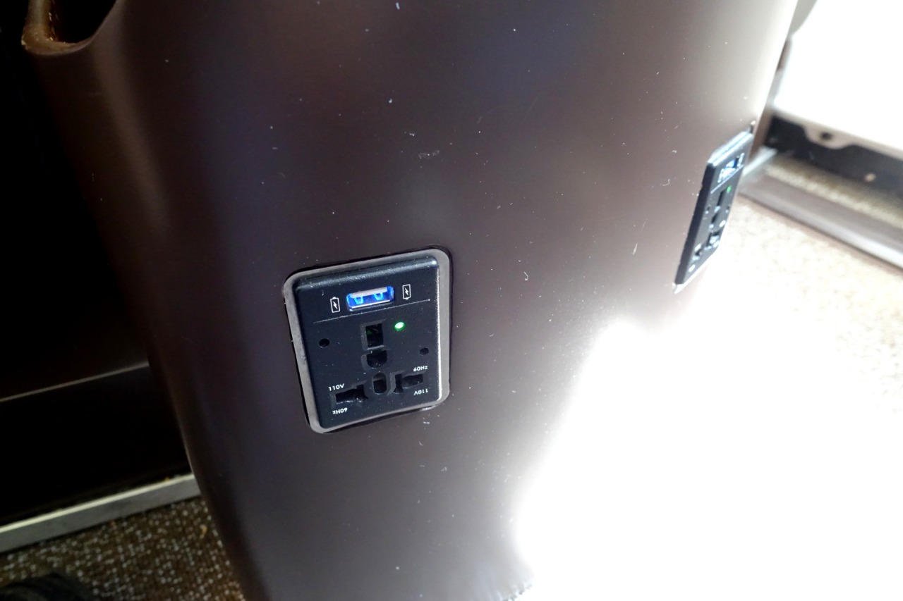Power Outlets, Hawaiian Airlines A330 First Class Review