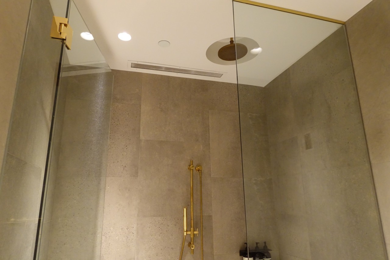 Review-Cathay Pacific First and Business Class Lounge, Vancouver: Shower Room Rain Shower