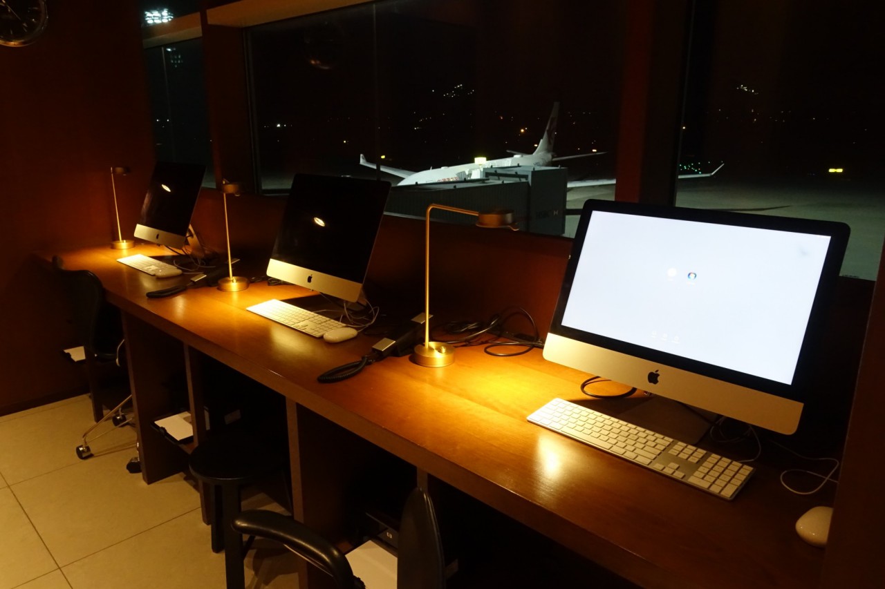 Business Center, Cathay Pacific Vancouver Lounge Review