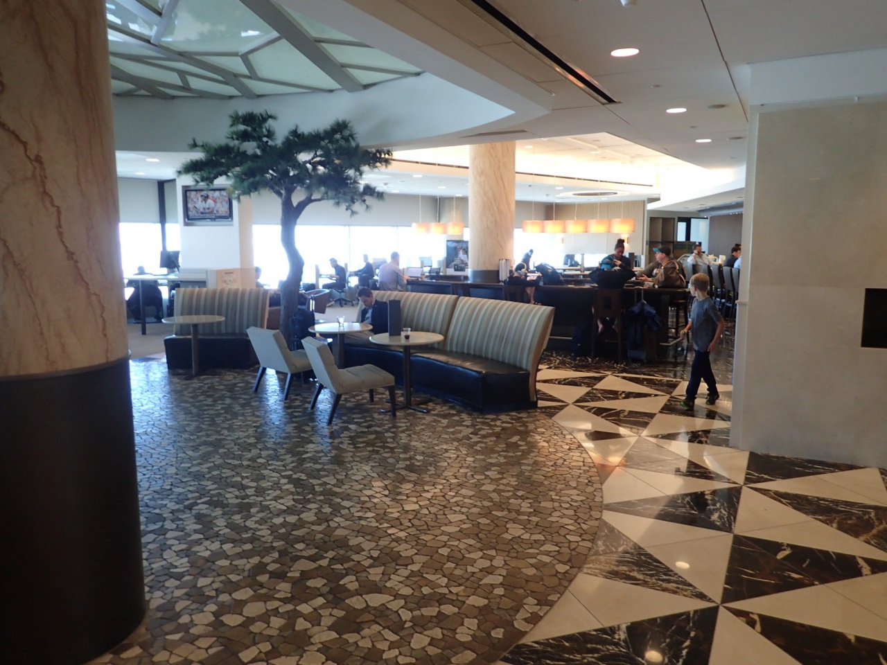 Review: American Airlines Admirals Club Lounge SFO Airport 