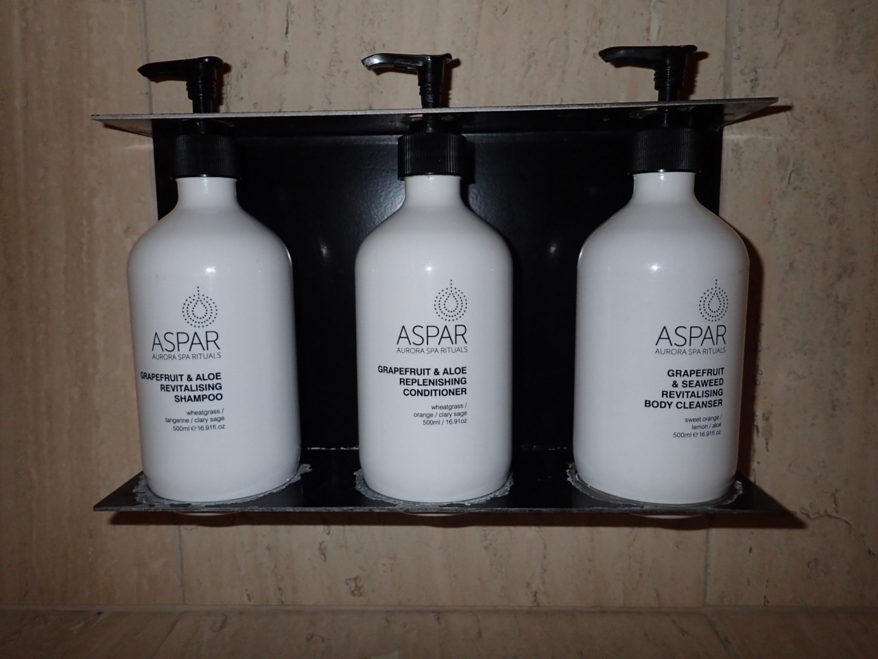 Oneworld Business Lounge LAX TBIT: Shower Room Aspar Grapefruit & Aloe Shampoo and Conditioner