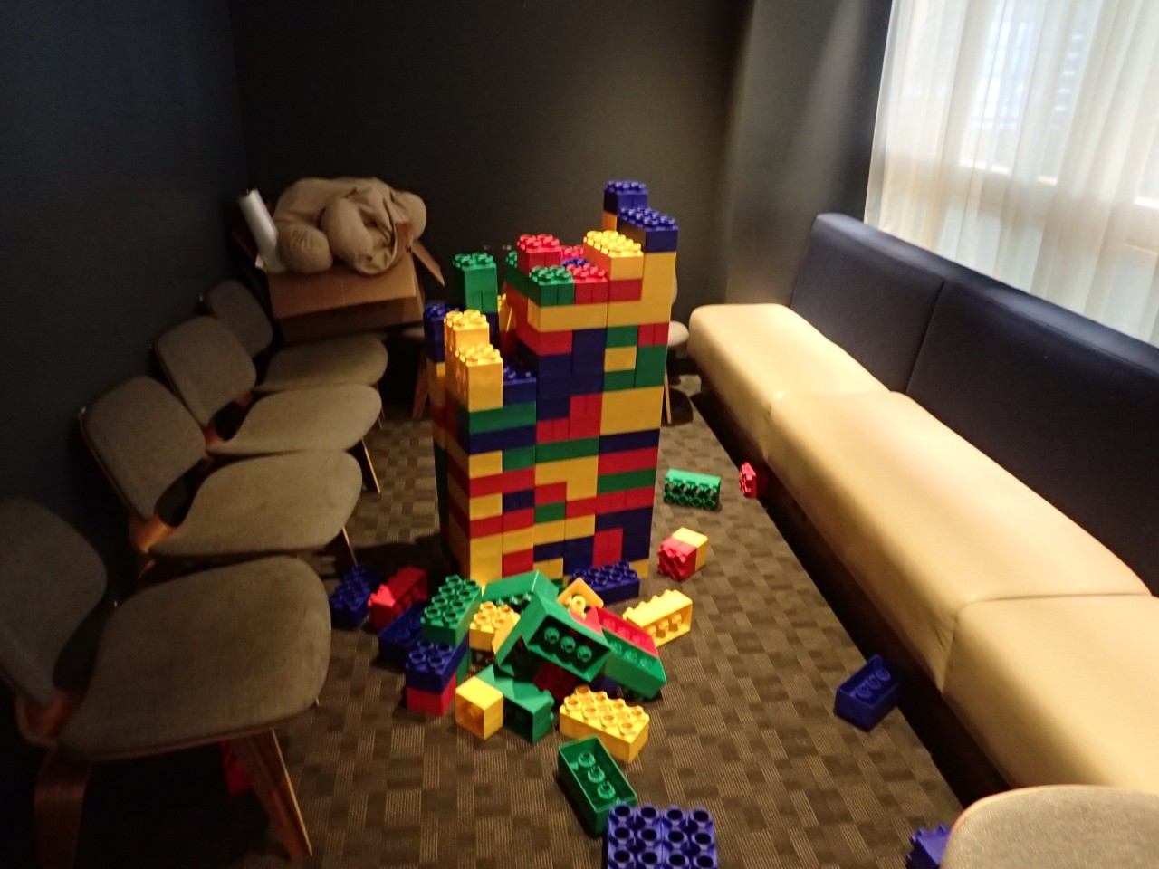 Kids' Play Room Duplo Lego, Oneworld Lounge LAX TBIT Review