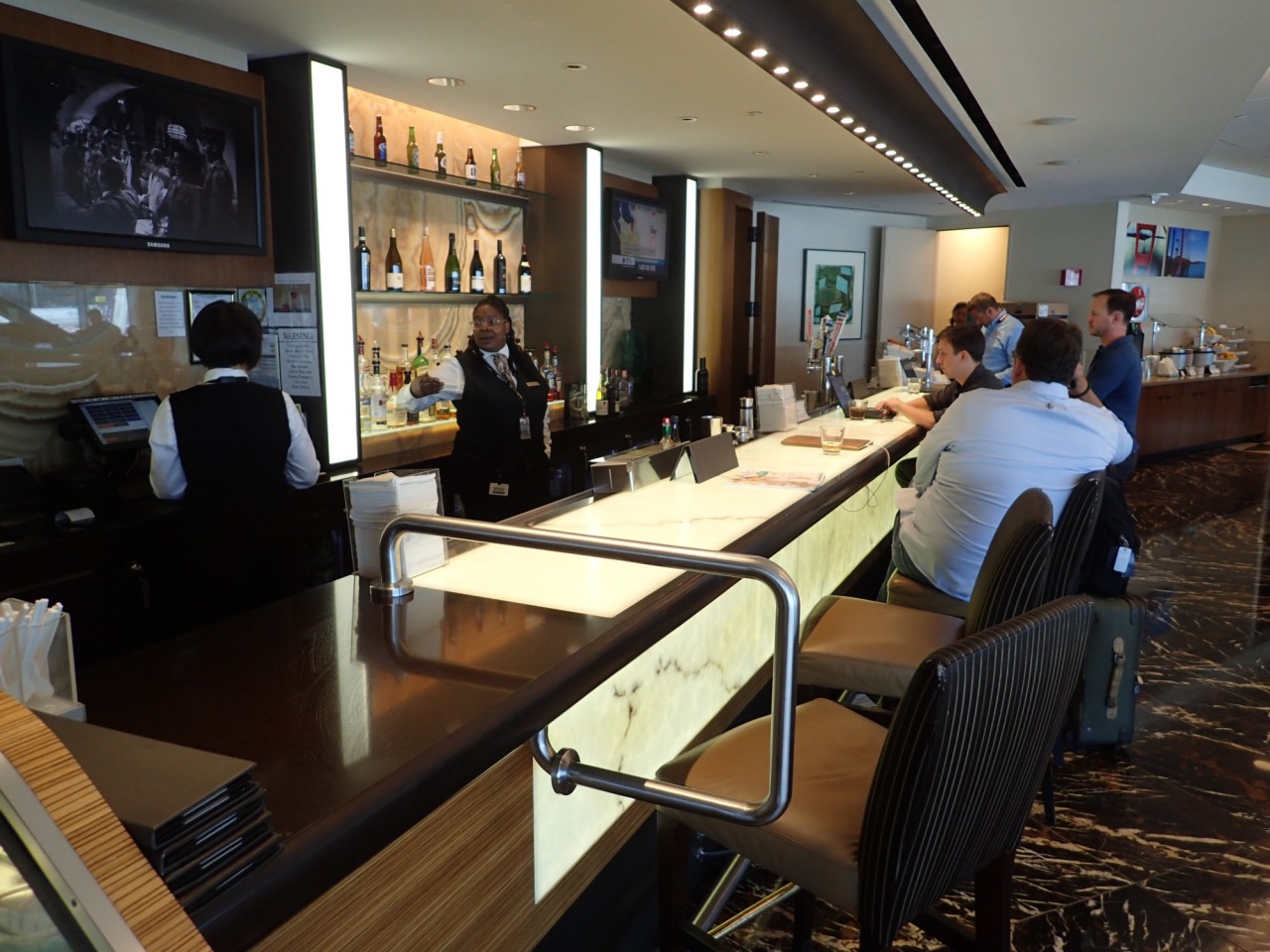 Bar, American Admirals Club SFO Lounge Review