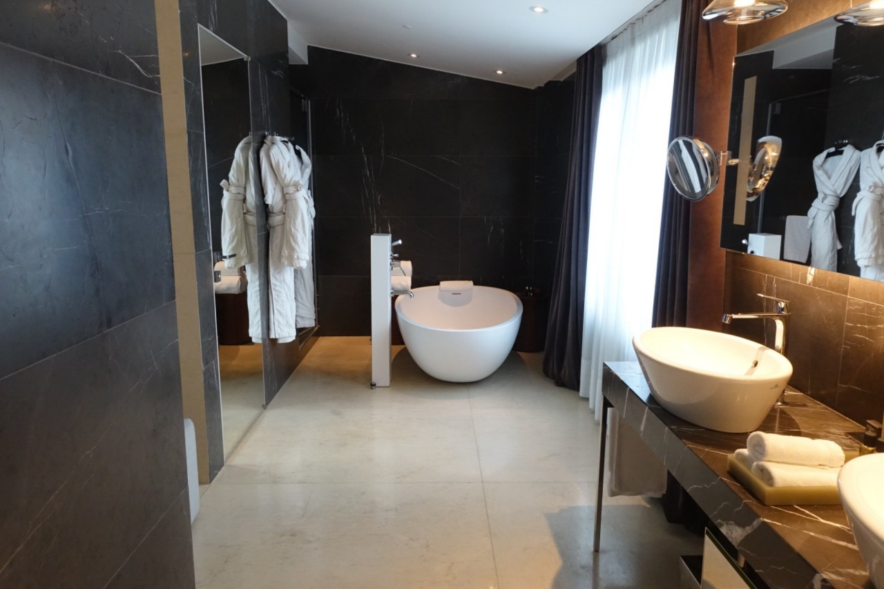Mandarin Oriental Milan Junior Suite Bathroom