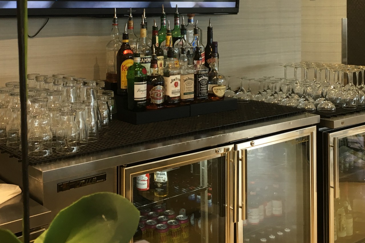 Liquors, The Lounge, Boston Airport Review