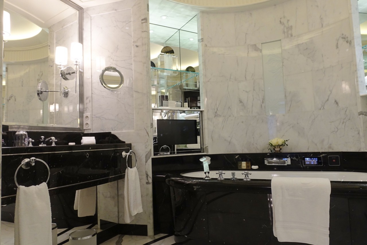 The Peninsula Paris Review: Grand Premier Suite Bathroom
