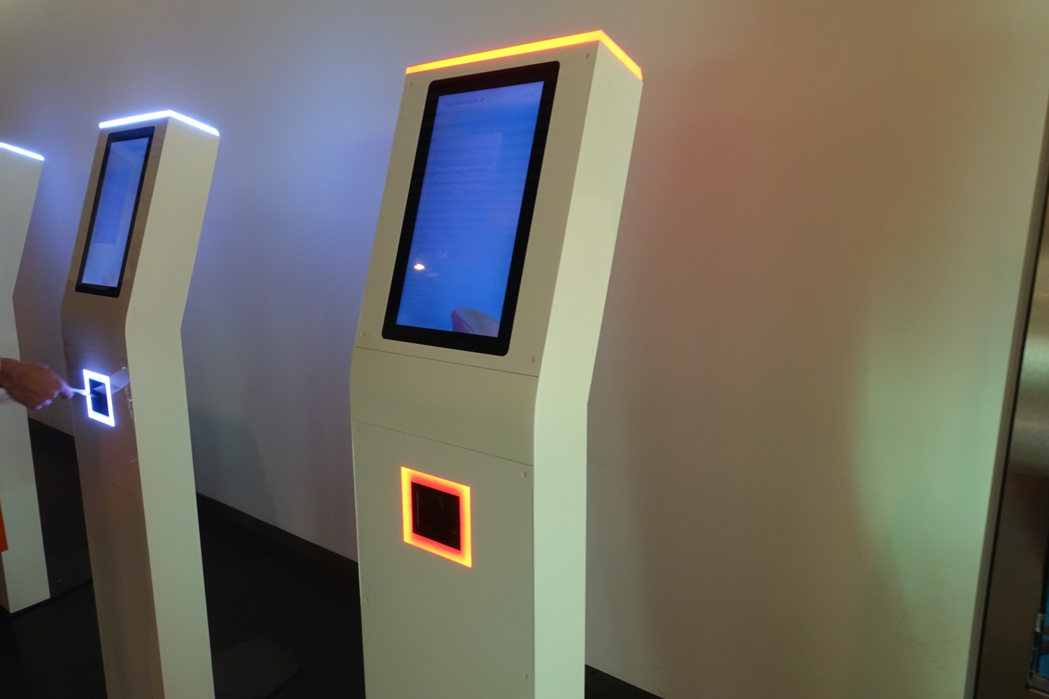 Review: Air France Business Class Lounge Terminal 2E Paris CDG Reception Self Check-in Screens