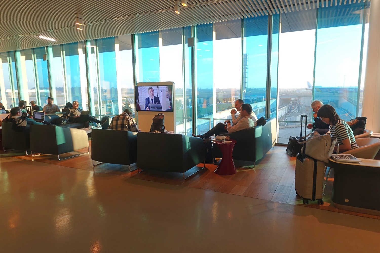 Review: Air France Lounge Paris CDG Terminal 2E Hall M Crowded Seating