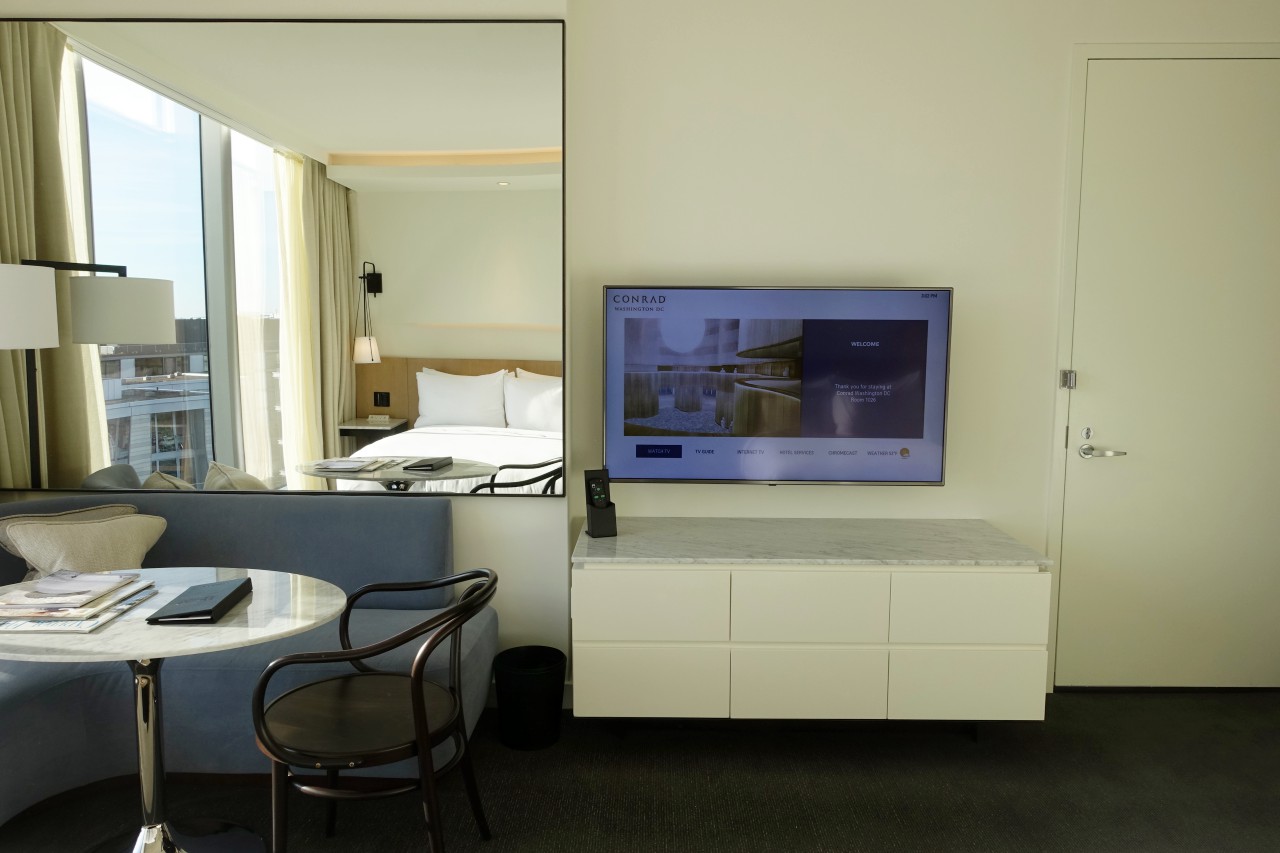 Sakura Club Room: Interconnecting Door, TV, Sofa