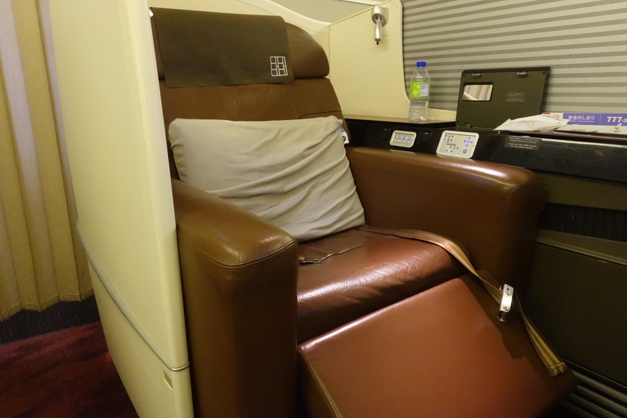 JAL First Class -istuin, 777-300ER