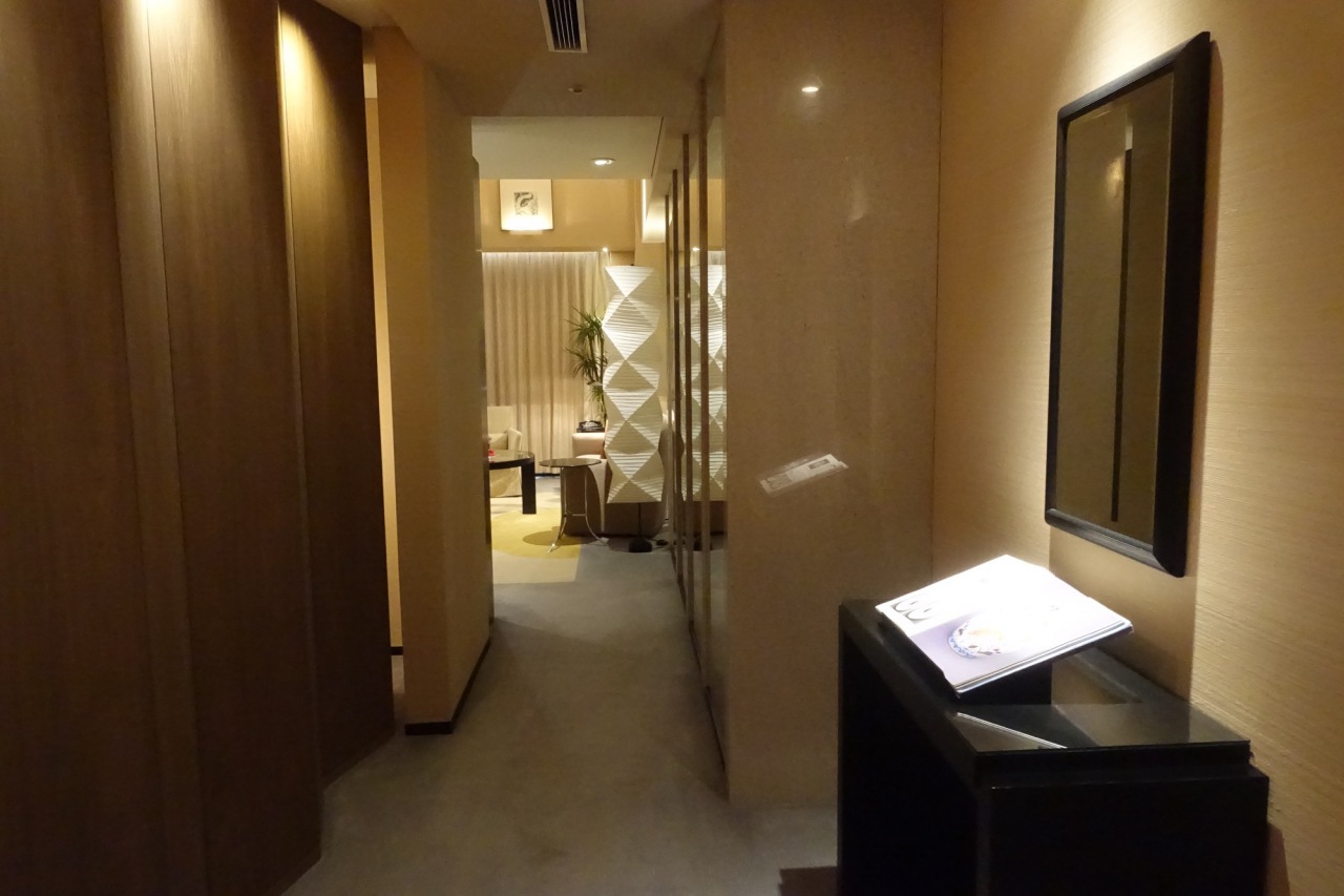 Park Hyatt Tokyo Review: Park Suite Hallway
