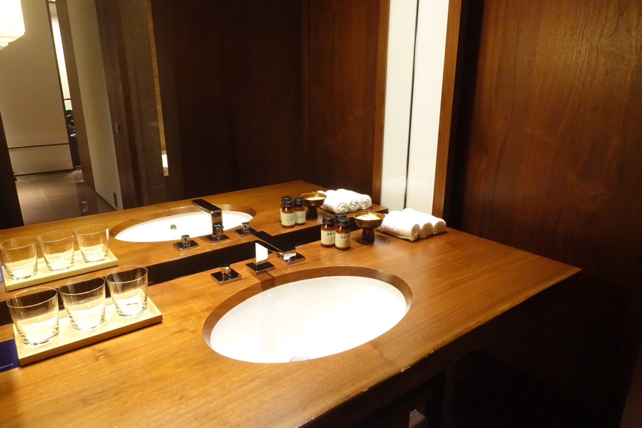 Deluxe Room Sink, Andaz Tokyo Review