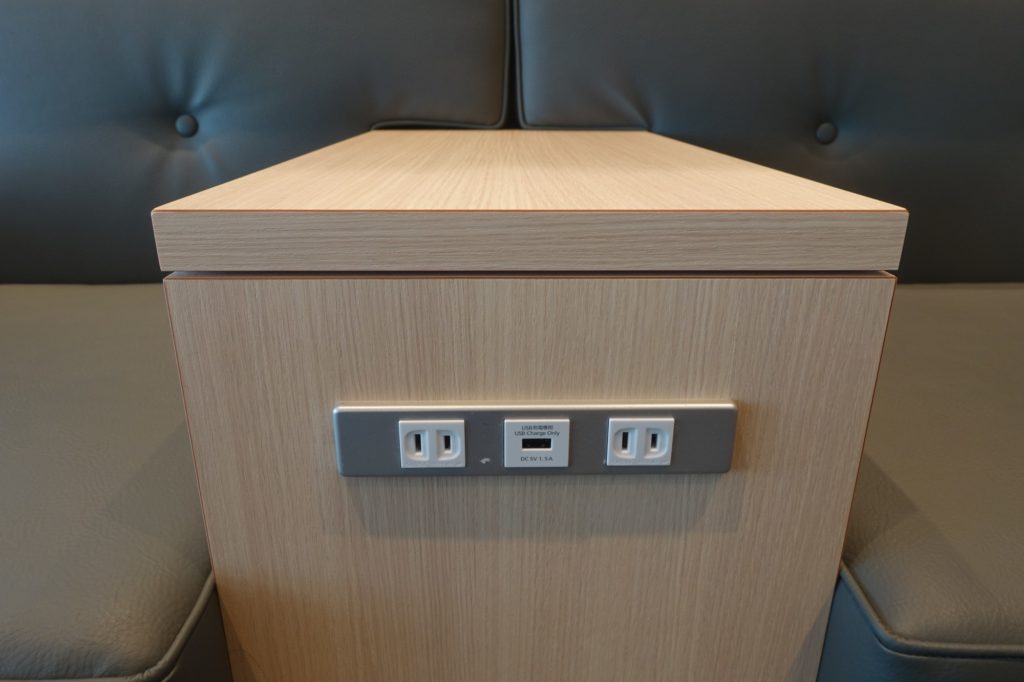 Power Outlets, JAL Sakura Lounge Skyview Tokyo Haneda