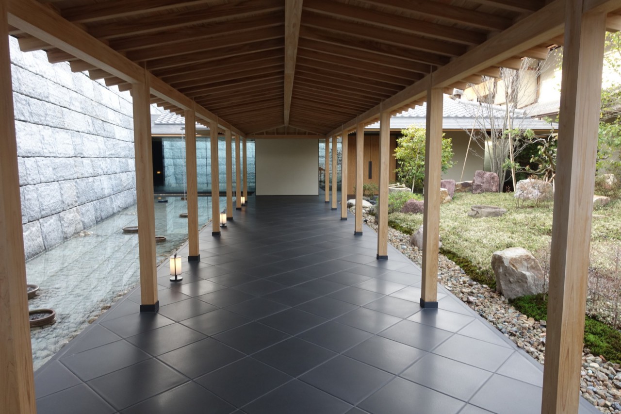 Park Hyatt Kyoto: Covered Walkway Leading to Entrance