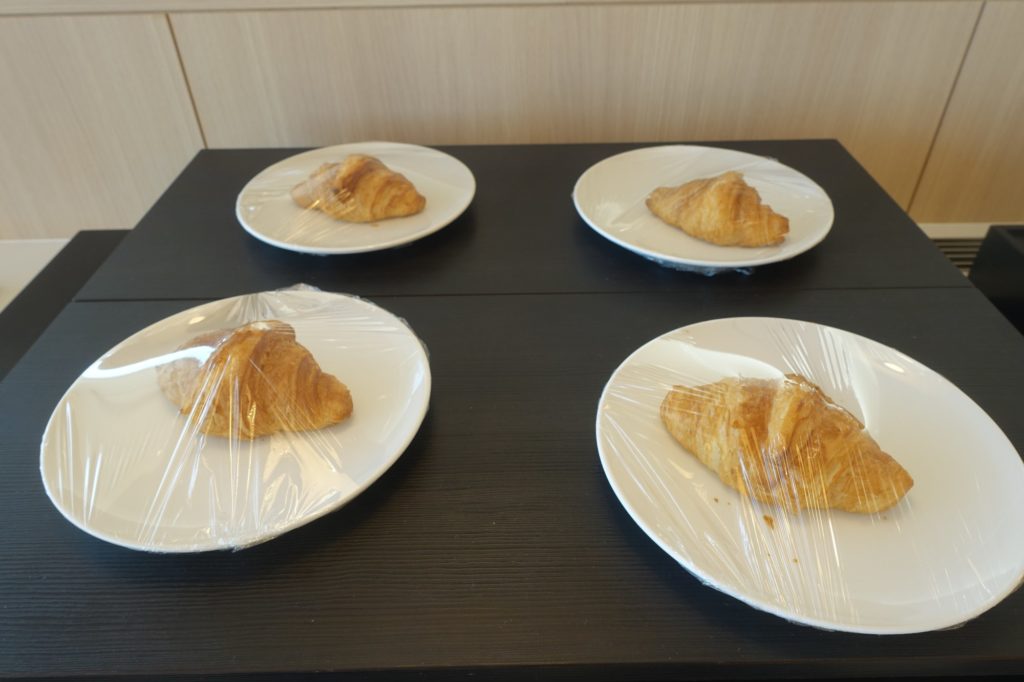 Croissants, JAL Sakura Lounge Skyview Tokyo Haneda Review