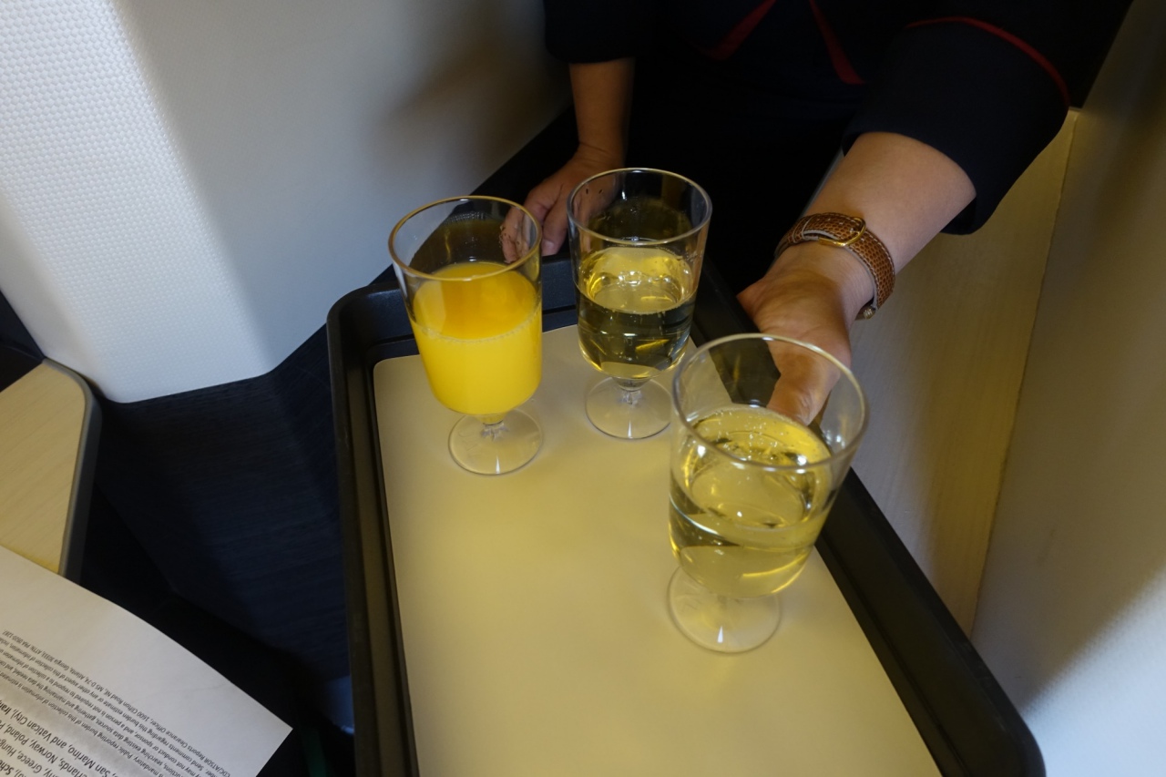 Choice of orange juice or champagne, JAL Business Class Sky Suite, 777-300ER