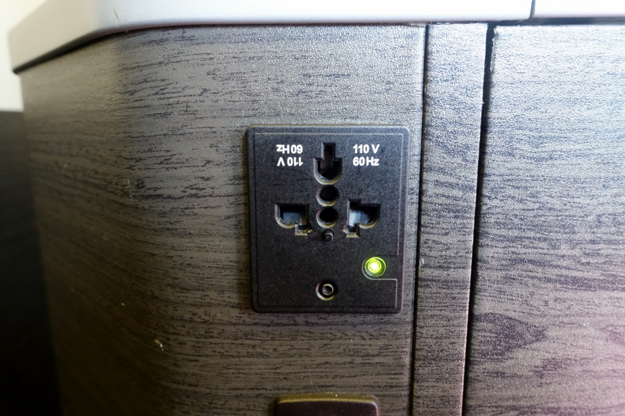 Power Outlet, JAL Sky Suite Review, 777-300ER