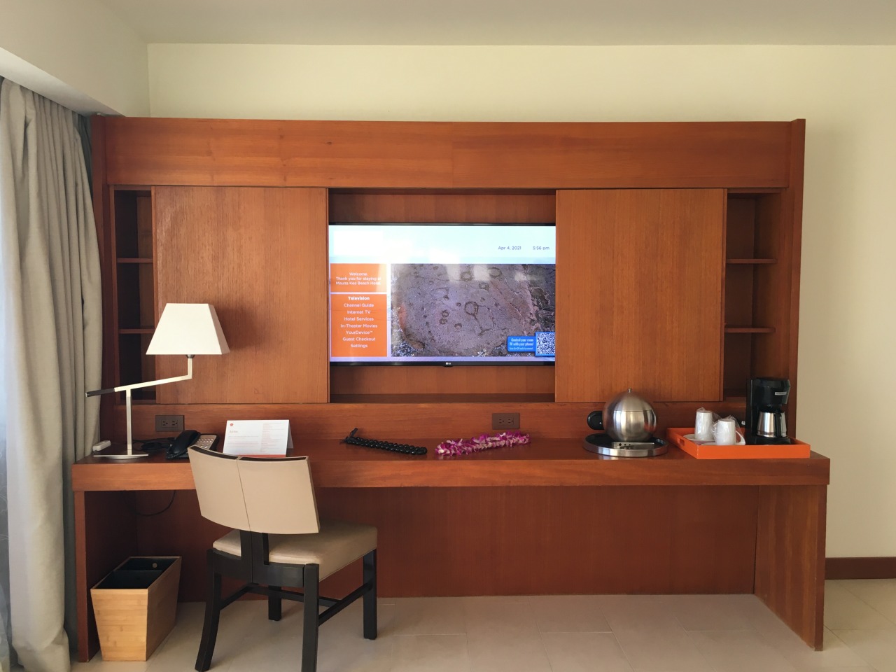 Guess the Beach Resort: Desk and TV